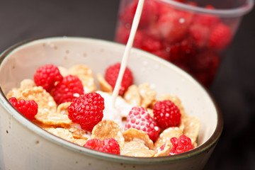 Cornflakes with milk and raspberries