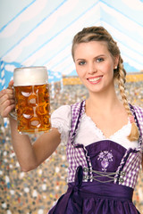 Blondine auf dem Oktoberfest