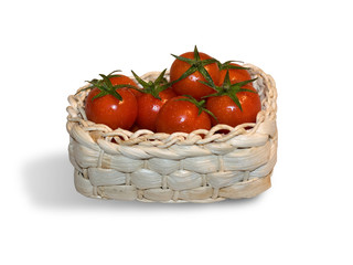 помидоры в корзине