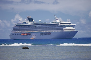 Fototapeta na wymiar Cruise Ship anchored behind Coral Reef