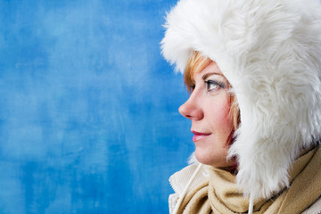 Hübsche junge Frau mit weisser Pelzmütze. © fotofreaks