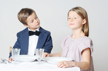 Kinder zu Tisch a