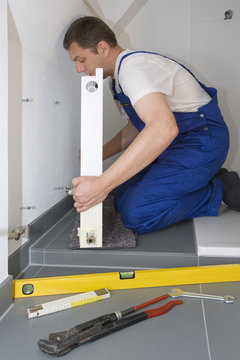 Heizungsinstallateur bei der Arbeit