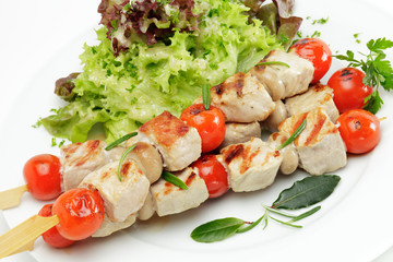 Gegrillte Fleischspieße mit Blattsalaten