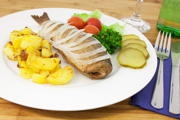 Brathering mit Zwiebelringen und Bratkartoffeln