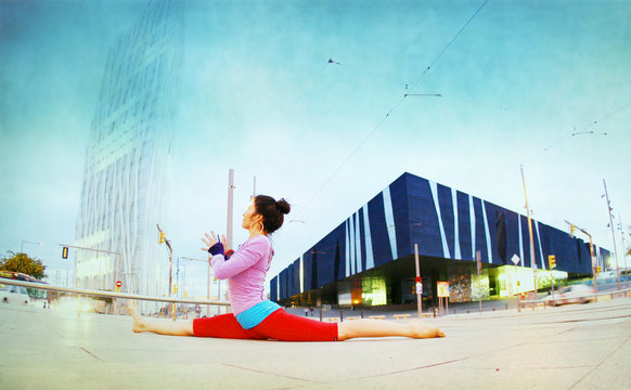 hanumanasana yoga in the street