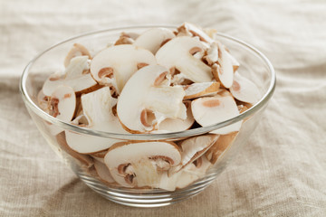 Braune Champignons in Scheiben