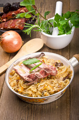 Sauerkraut mit geräuchertem Fleisch