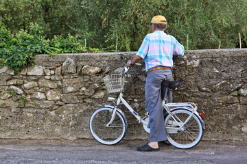Anziano con bicicletta