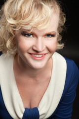 Naklejka premium close-up portrait of a blond woman in studio