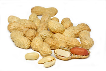 Erdnüsse auf weißem Hintergrund
