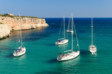 Boote in der Bucht von Cala Magraner, Mallorca
