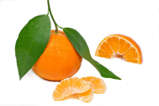 Mandarine auf weißem Hintergrund