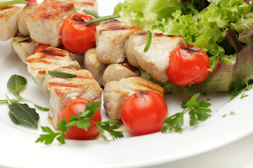 Gegrillte Fleischspieße mit Blattsalaten