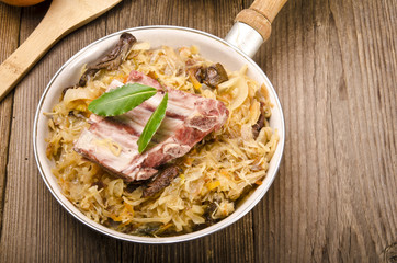 Sauerkraut mit geräuchertem Fleisch