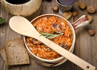 Sauerkraut auf polnische art mit geräuchertem Fleisch
