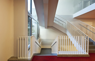 interno, scale di scuola moderna