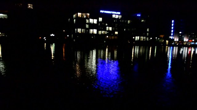 Kameraschwenk am belebten Wasser