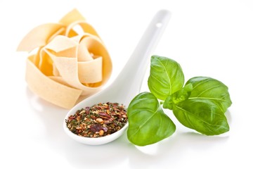 Würzmischung, Pasta und Basilikum