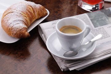Caffè espresso, brioches e giornale