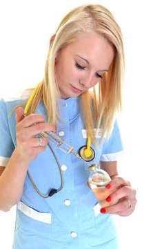 une belle jeune m&eacute;decin avec injection