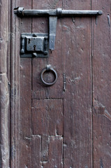 Detalle de una puerta con cerrojo. Textura de madera.