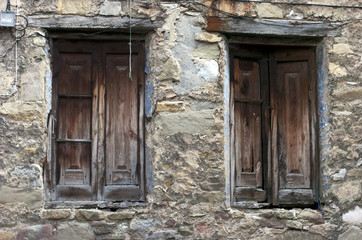 Ventanas de madera en una casa de campo. Rural