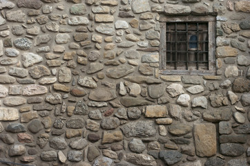 Ventana vieja en una pared de piedra. Rural. Rústico