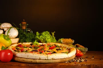 Foto op Plexiglas heerlijke pizza, groenten en kruiden © Africa Studio