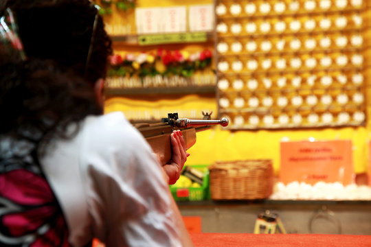 Oktoberfest - Schie&szlig;bude - Waffe im Anschlag