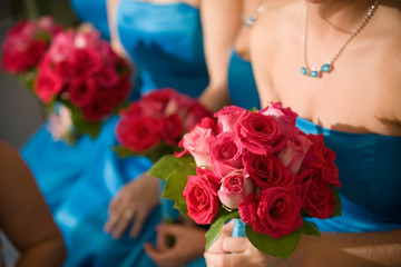 Obraz na płótnie Canvas pink bouquet flower blue dress