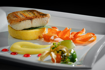 Fried pike perch with chips, sauce and lime