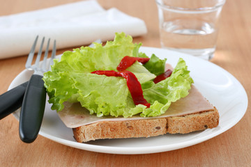 toast with ham and lettuce