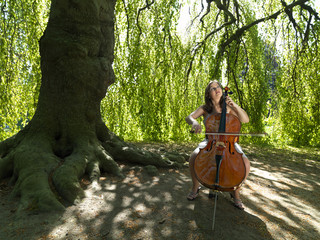Cellistin im Park © Frank Seifert