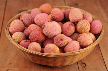 Une corbeille de litchis