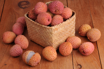 Un panier de litchis