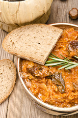 Sauerkraut auf polnische art mit geräuchertem Fleisch