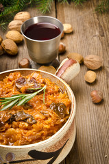 Sauerkraut auf polnische art mit geräuchertem Fleisch