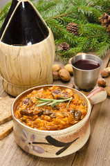 Sauerkraut auf polnische art mit geräuchertem Fleisch