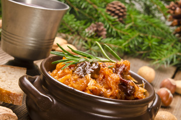 Sauerkraut auf polnische art mit geräuchertem Fleisch