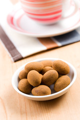 almonds in chocolate with cinnamon