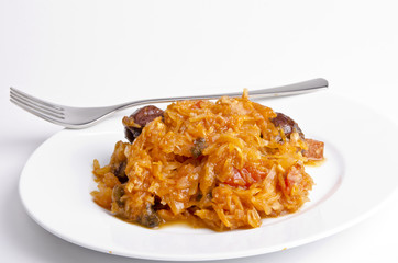 Sauerkraut auf polnische art mit geräuchertem Fleisch