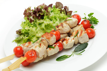Gegrillte Fleischspieße mit Blattsalaten