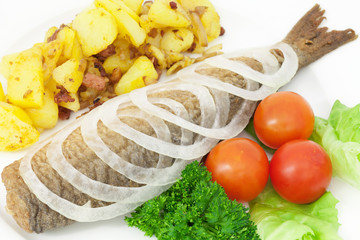 Brathering mit Zwiebelringen und Bratkartoffeln