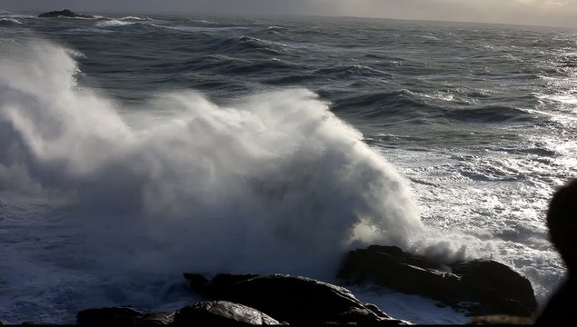 vague sur un rocher