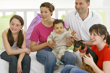 Portrait de famille devant la télé