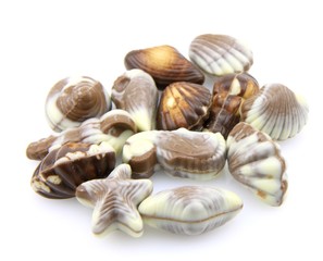 bonbons en chocolat sur fond blanc