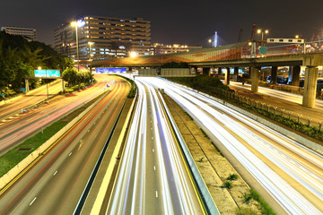 Fototapeta na wymiar Autostrada w nocy
