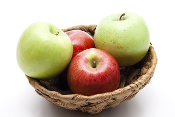 Grüne und rote Äpfel im Korb