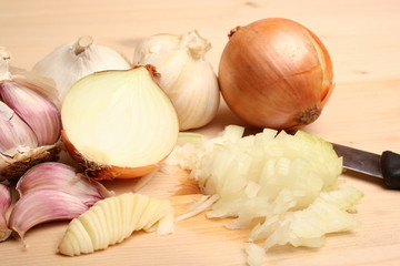 Knoblauch und Zwieblen
